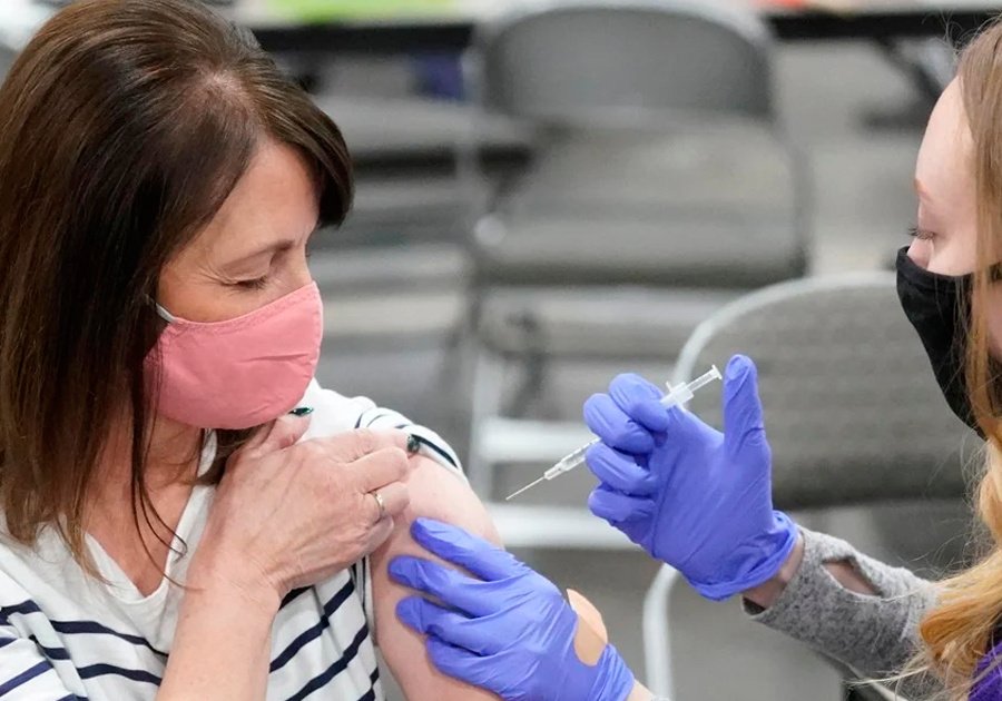 Aplicarán tercera dosis de vacuna anticovid en EU