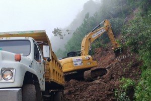 Secretaría de Infraestructura intervine carretera en Naupan bloqueada por derrumbe
