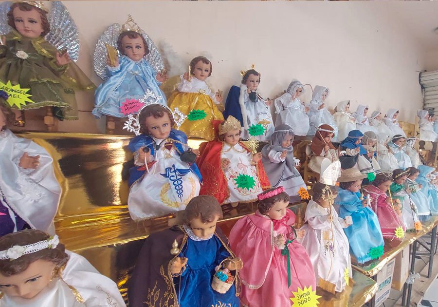 Visten a niños Dios de superhéroe hasta huachicolero