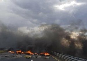 Bloquean pobladores la autopista Puebla-Orizaba
