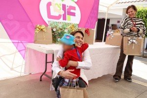 MariElise Budib entrega regalos a usuarias y usuarios del CMERI