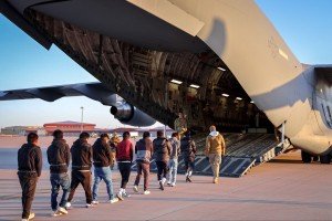 Reactivan las deportaciones aceleradas de migrantes en Estados Unidos