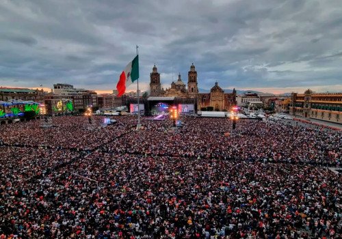 Contento AMLO con r&eacute;cord de Grupo Firme; invitar&iacute;a a Nodal