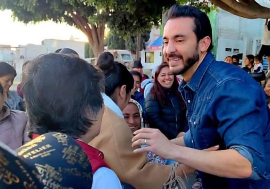 Toño López se reúne con vecinos de la colonia El Refugio de los Policías