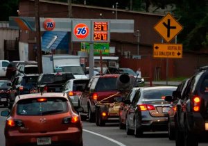 Cruzan de EU a México a cargar gasolina; es más barata