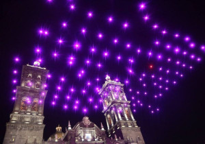 Con espectáculo de drones festeja Puebla sus 493 años