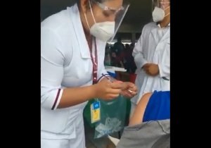 Mujer simula vacunar