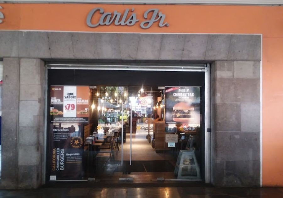 Embargan&nbsp;Carl&rsquo;s Jr del Centro por deuda de 3 mdp