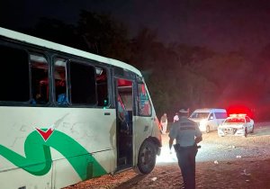 Rescatan migrantes hacinados en autobús robado