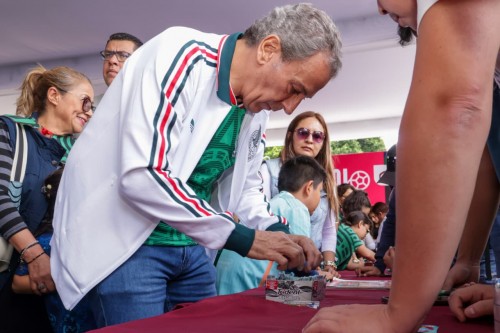 Pepe Chedraui se reúne con poblanas y poblanos en Megaintercambio de Estampas Mundialistas