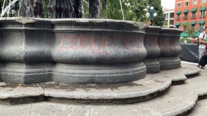 Integrantes del colectivo &quot;Morras Sororas&quot; dañan fuente de San Miguel de la ciudad de Puebla