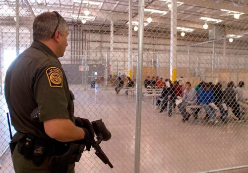 Cierran dos centros de detenci&oacute;n de migrantes