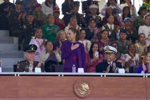 Sheinbaum conmemora 8M y rinde homenaje a mujeres de las Fuerzas Armadas