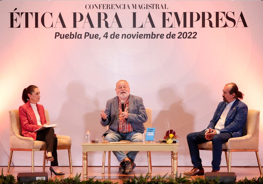 Asiste Miguel Barbosa a conferencia magistral de Fernando Savater