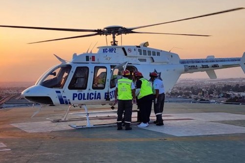 Ambulancia a&eacute;rea permite asistencia inmediata a mujer y su hijo accidentados en Pantepec