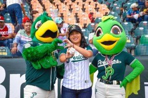 Natalie Hoyos lanza la primera bola en el tercero de Pericos Vs. Diablos Rojos