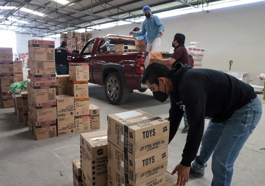 Entrega SEDIF juguetes a autoridades municipales en beneficio de niñas y niños