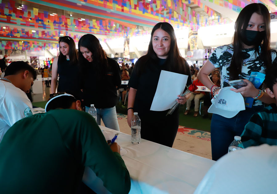 Festeja gobierno estatal Día de las Madres en la Feria de Puebla