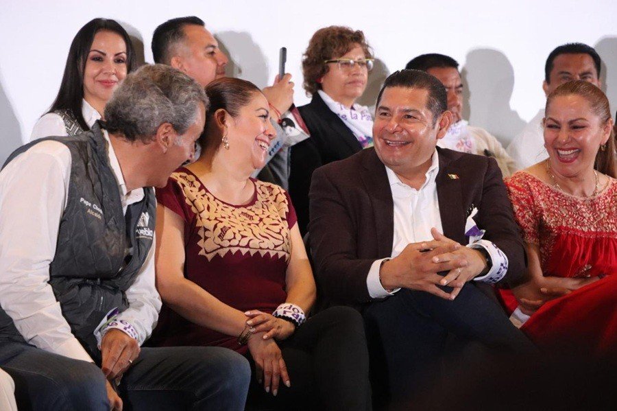Rinde protesta Laura Artemisa García como Tejedora de la Patria
