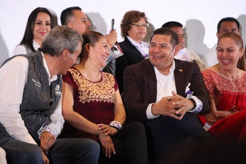 Rinde protesta Laura Artemisa Garc&iacute;a como Tejedora de la Patria
