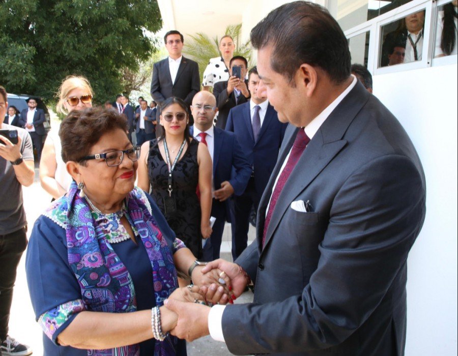 Ernestina Godoy recorre instalaciones de FGR Puebla con Alejandro Armenta