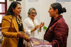 Entrega Tonantzin Fern&aacute;ndez uniformes a personal del DIF Municipal