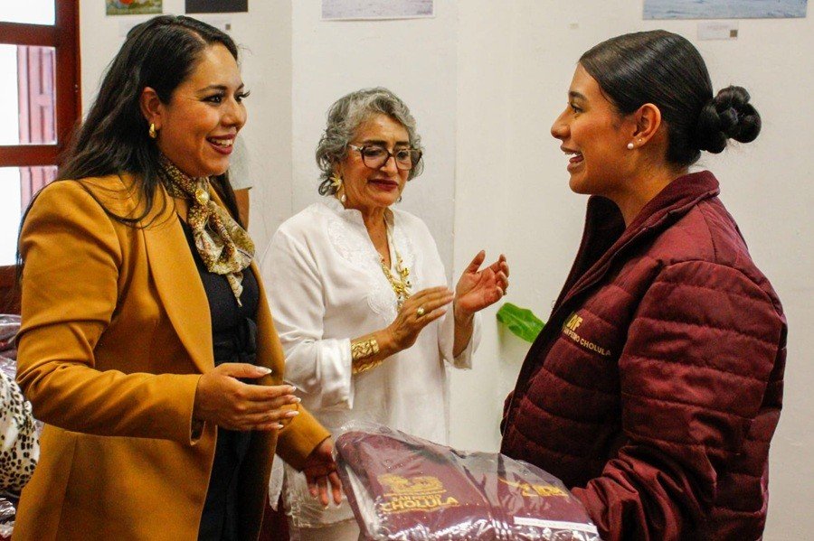 Entrega Tonantzin Fern&aacute;ndez uniformes a personal del DIF Municipal