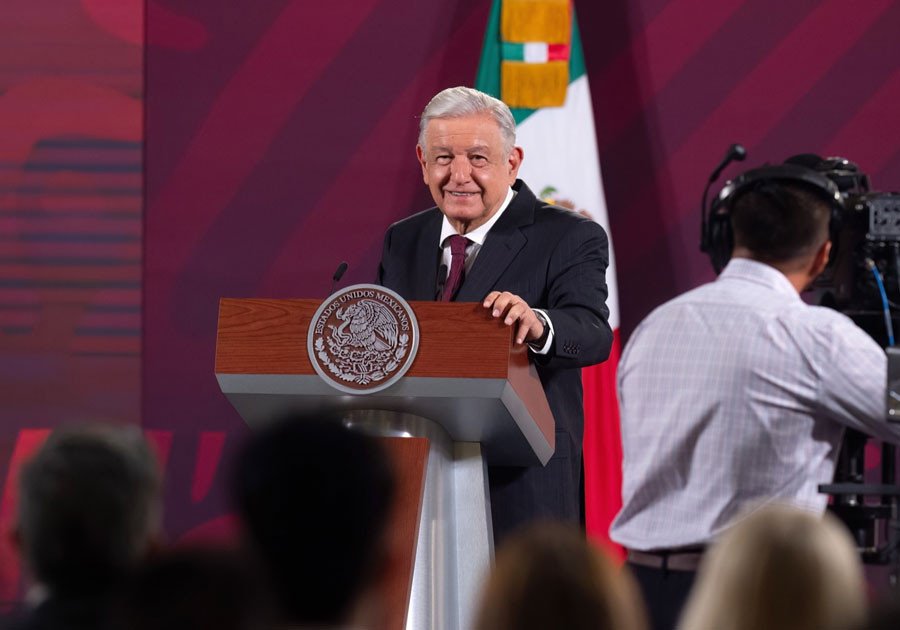 Cero politiquería: Pide AMLO a simpatizantes no llevar porra al Zócalo a favor de corcholatas