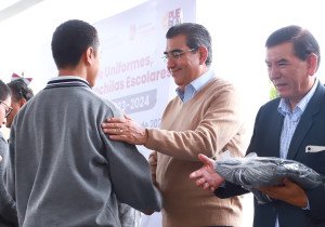 Con entrega de uniformes escolares, gobierno de Sergio Salomón reafirma compromiso con la educación