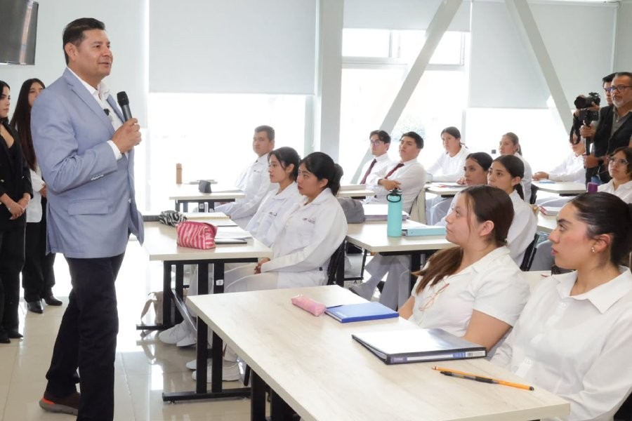 Nuevos espacios educativos para que j&oacute;venes poblanos cumplan sus sue&ntilde;os: Armenta Mier