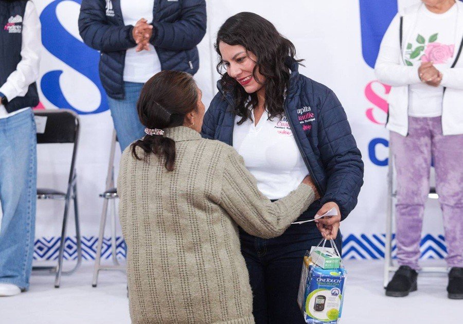 Impulsa Lupita Cuautle el autocuidado con entrega de kits de salud