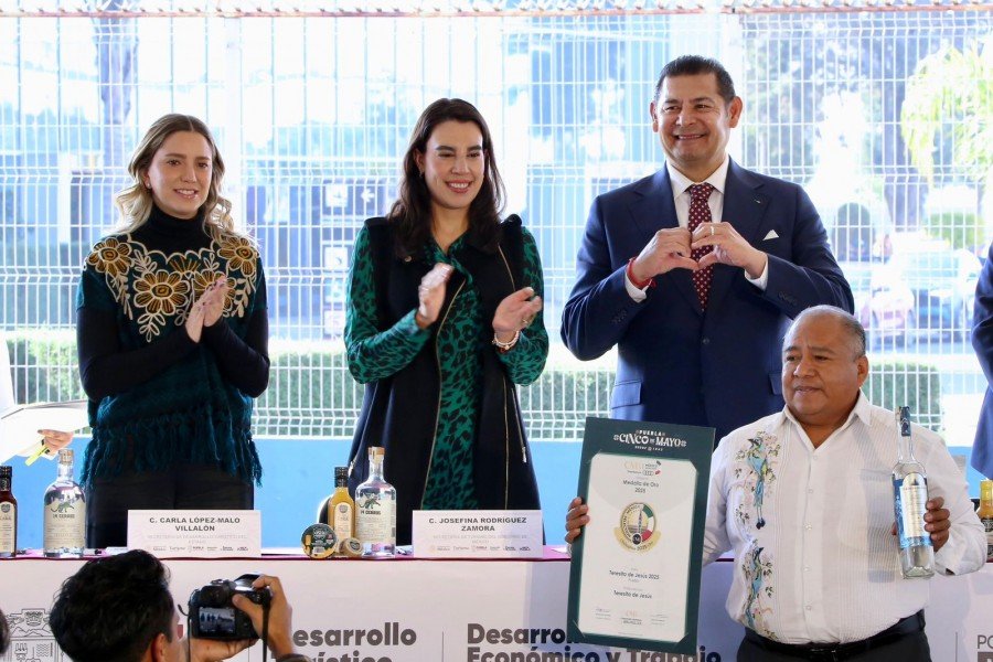 Gobierno estatal consolida a Puebla como potencia internacional del mezcal