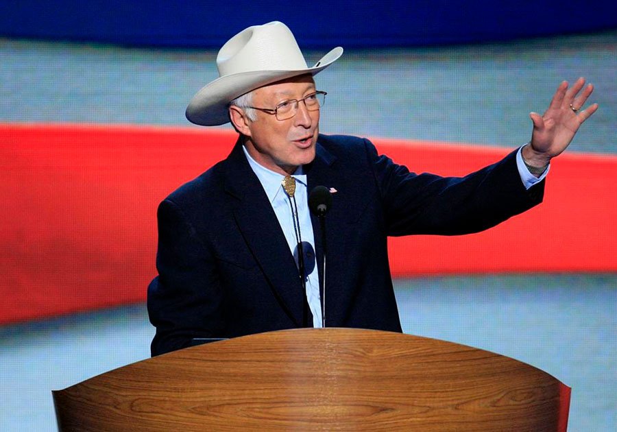 Ken Salazar sin la popularidad de Christopher Landau