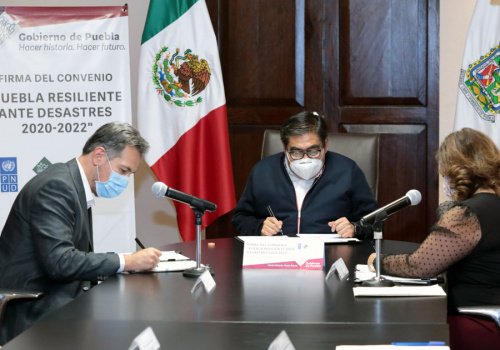 Firma Barbosa convenio de prevenci&oacute;n de riesgos con la ONU