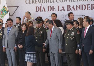 Preside Sergio Salom&oacute;n Ceremonia Conmemorativa al D&iacute;a de la Bandera