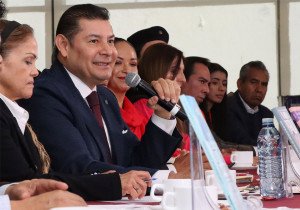 Alejandro Armenta lidera las preferencias en Puebla según encuesta de Rubrum