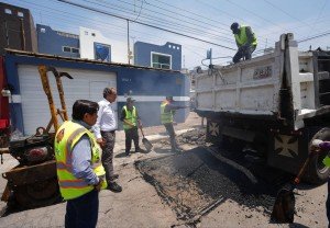 Pepe Chedraui refuerza programa de bacheo para mejorar la movilidad en la ciudad