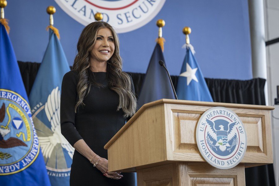 Hospitalizan de emergencia a Kristi Noem, secretaria de Seguridad Nacional