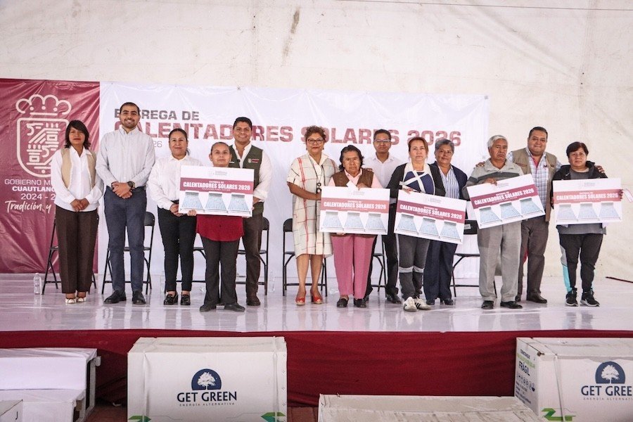 Omar Mu&ntilde;oz entrega 845 calentadores solares m&aacute;s a familias de Cuautlancingo
