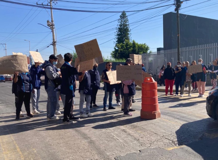 Protesta trabajadores de limpieza del Hospital de la Mujer por falta de pago salarial