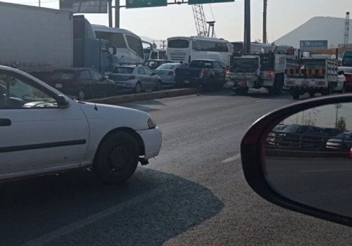Caos en la autopista M&eacute;xico-Puebla por mantenimiento vial