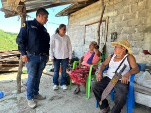 Con respuesta inmediata, Gobierno estatal respalda a familias afectadas por lluvias, en Pantepec