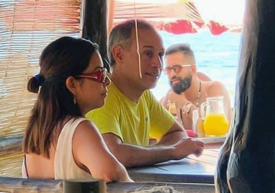 Captan a López-Gatell en la playa de vacaciones