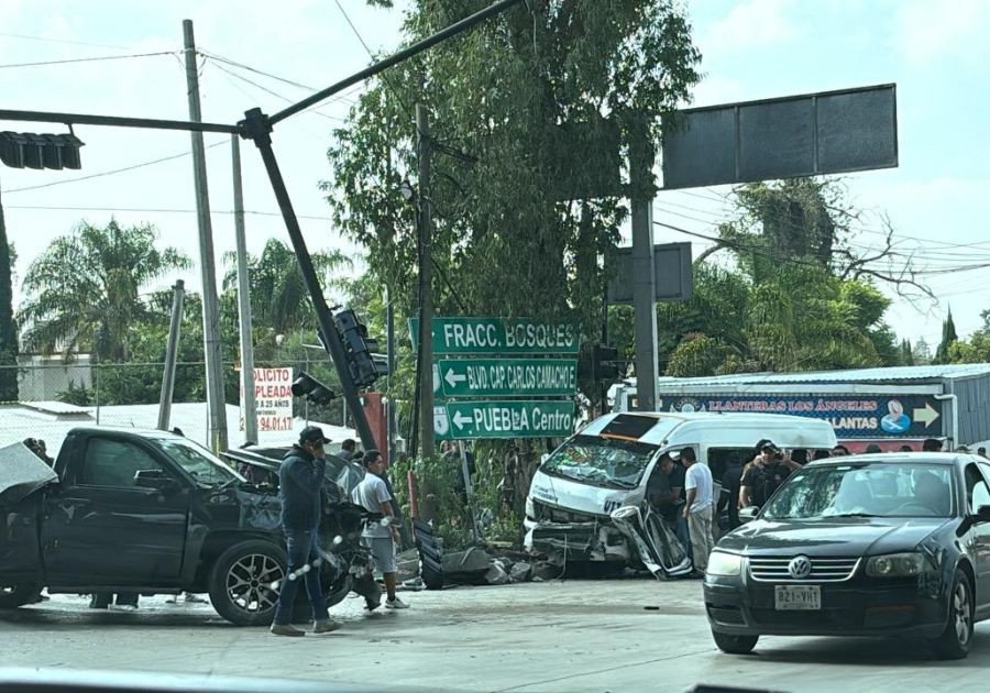 Choque entre Línea Periférico y camioneta deja 15 heridos