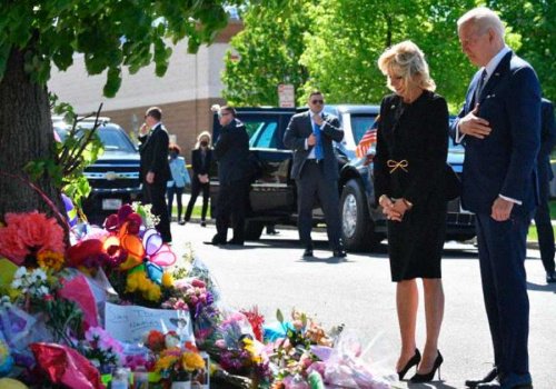 Biden visita Buffalo, escenario de matanza racista, denuncia extremismo