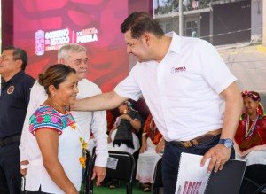 Gobierno federal y estatal cumplen compromisos con familias de Pantepec