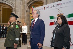 Pepe Chedraui coloca Bando Solemne de las Fiestas Patrias 2025 en el Palacio Municipal