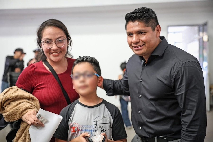 Gobierno de Cuautlancingo entrega lentes a 476 estudiantes
