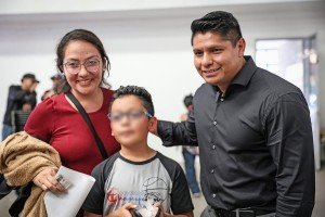 Gobierno de Cuautlancingo entrega lentes a 476 estudiantes