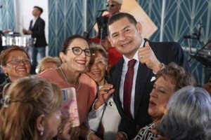 Con sensibilidad y cuidados, Gobierno de Puebla fortalece la paz en Casa del Abue